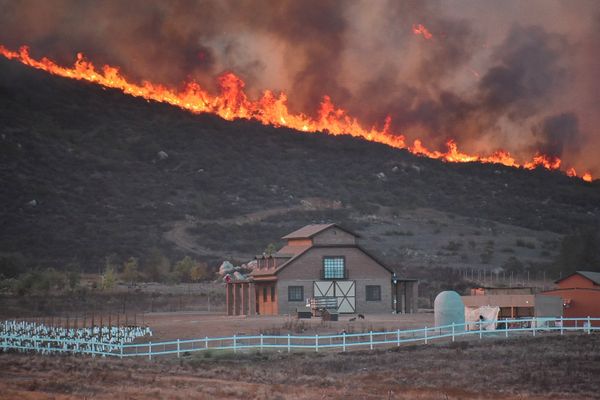 A fire burns in Valle de Guadalupe, Baja California, Mexico October 25, 2019 in this picture obtained from social media on October 26, 2019.  - Sputnik International