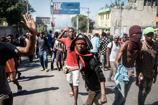 Police officers and their supporters protest in Port-au-Prince on October 27, 2019.  - Sputnik International