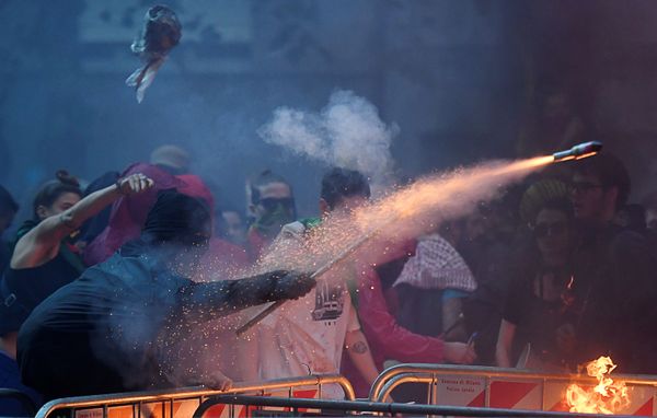 A protester fires a rocket during a pro-Kurdish demonstration against Turkey's military action in northeastern Syria, outside the Turkish consulate in Milan, Italy, October 26, 2019.  - Sputnik International