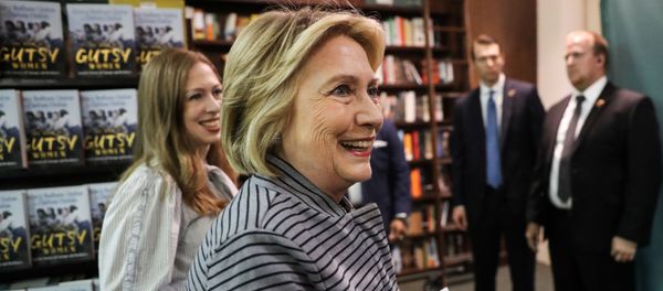 Hillary Clinton and Chelsea Clinton arrive for an event for their new book The Book of Gutsy Women in Manhattan, 3 October 2019. - Sputnik International