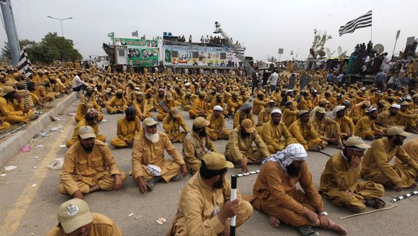 Supporters of a Pakistani radical Islamist party 'Jamiat Ulema-e-Islam', attend an anti-government march, in Islamabad, Pakistan, Friday, Nov. 1, 2019 - Sputnik International
