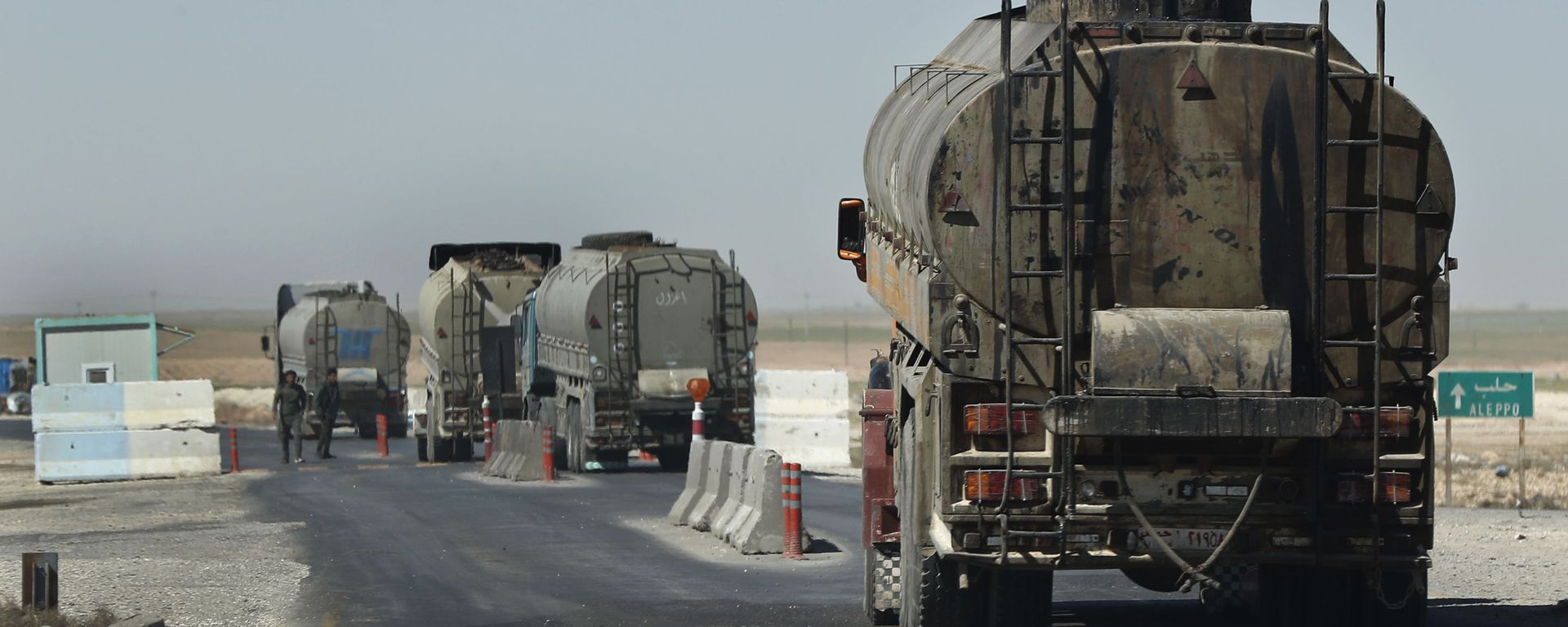 This April 4, 2018 photo shows a convoy of oil trucks passinf a Kurdish police (Assayesh) checkpoint, as they moving fuel produced in Kurdish-held areas in the east to other areas controlled by the same U.S-backed group to the west, on a highway in Hassakeh province, Syria. This April 4, 2018 photo shows a convoy of oil trucks passinf a Kurdish police (Assayesh) checkpoint, as they moving fuel produced in Kurdish-held areas in the east to other areas controlled by the same U.S-backed group to the west, on a highway in Hassakeh province, Syria. - Sputnik International, 1920, 08.12.2022
