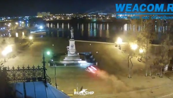 Car rams into monument - Sputnik International