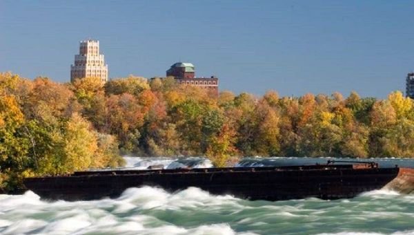 Boat Trapped on Edge of Niagara Falls for 101 Years Moves after Halloween Night Storm - Sputnik International