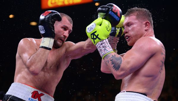 Canelo Alvarez (blue/green trunks) and Sergey Kovalev (black/white/red trunks) box during their WBO light heavyweight title bout at MGM Grand Garden Arena in Las Vegas, Nevada, 2 November 2019 - Sputnik International