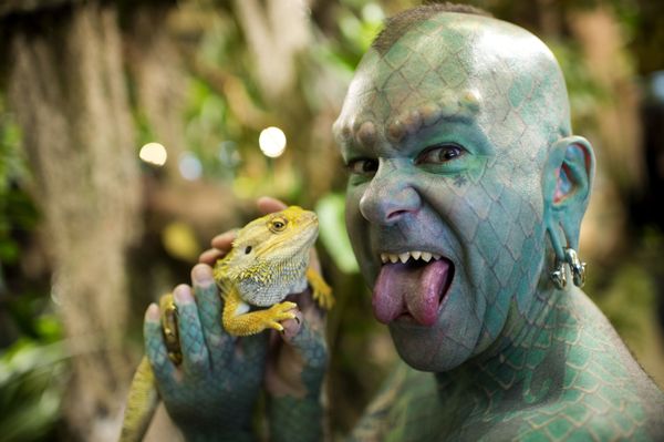 US Erik Sprague, also known as The Lizardman, poses with an iguana. Sprague is a freak show and sideshow performer, known for his body modification, including his sharpened teeth, full-body tattoo of green scales, split tongue, subdermal implants and recently, green-inked lips. US Erik Sprague, also known as The Lizardman, poses with an iguana. Sprague is a freak show and sideshow performer, known for his body modification, including his sharpened teeth, full-body tattoo of green scales, split tongue, subdermal implants and recently, green-inked lips. - Sputnik International