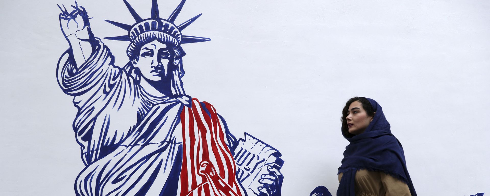 A woman walks past a satirical drawing of the Statue of Liberty after new anti-U.S. murals on the walls of former U.S. embassy unveiled in a ceremony in Tehran, Iran, Saturday, Nov. 2, 2019. A woman walks past a satirical drawing of the Statue of Liberty after new anti-U.S. murals on the walls of former U.S. embassy unveiled in a ceremony in Tehran, Iran, Saturday, Nov. 2, 2019. - Sputnik International, 1920, 29.08.2021