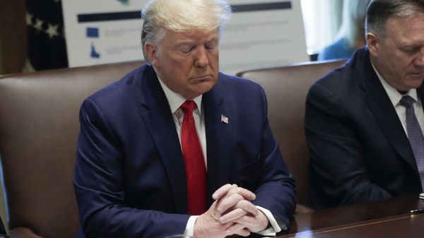 President Donald Trump praying. File photo. - Sputnik International