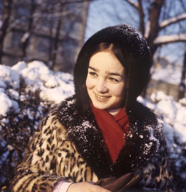 Soloist at the world famous Igor Moiseyev dance ensemble wears a coat and a hat made of fur (1970) - Sputnik International