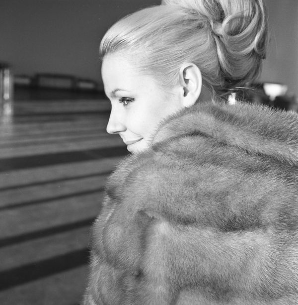 Model wears a blue mink cape (1965) - Sputnik International