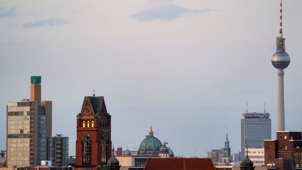 Berlin's landmark TV tower on the city's Alexanderplatz (L) is seen from Schoeneberg as the sun sets on August 10, 2019. - Sputnik International