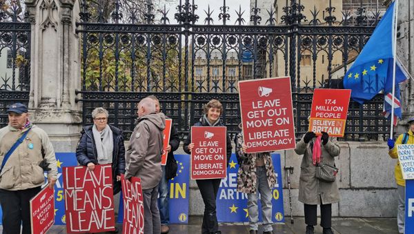 Brexit supporters rally in front of Parliament near a crowd of Remainers in London on 4 November 2019 Brexit supporters rally in front of Parliament near a crowd of Remainers in London on 4 November 2019 - Sputnik International