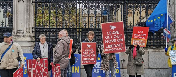 Brexit supporters rally in front of Parliament near a crowd of Remainers in London on 4 November 2019 Brexit supporters rally in front of Parliament near a crowd of Remainers in London on 4 November 2019 - Sputnik International