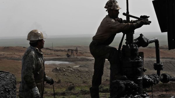 This March 27, 2018 photo shows Syrian workers fixing pipes of an oil well at an oil field controlled by a U.S-backed Kurdish group, in Rmeilan, Hassakeh province, Syria - Sputnik International