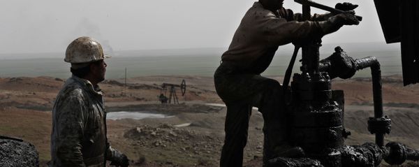 This March 27, 2018 photo shows Syrian workers fixing pipes of an oil well at an oil field controlled by a U.S-backed Kurdish group, in Rmeilan, Hassakeh province, Syria - Sputnik International
