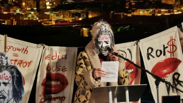 British fashion designer and activist, Vivienne Westwood, delivers a speech outside the UK Home Office supporting Wikileaks founder Julian Assange on 5 November 2019 British fashion designer and activist, Vivienne Westwood, delivers a speech outside the UK Home Office supporting Wikileaks founder Julian Assange on 5 November 2019 - Sputnik International