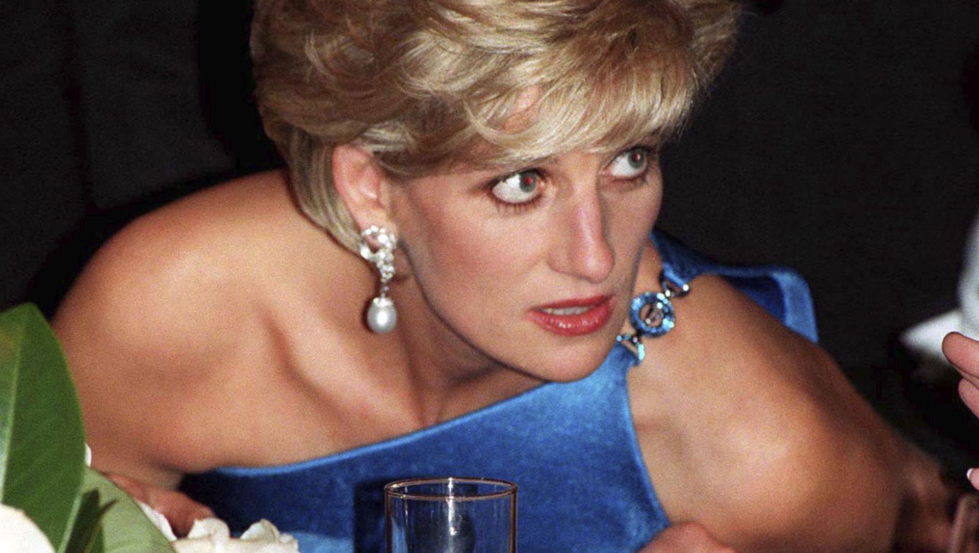 In this Oct. 31, 1996 file photo, Diana, Princess of Wales, attends the Victor Chang charity dinner in Sydney, Australia, wearing an emerald cut aquamarine ring which Meghan Markle was wearing when she left Windsor Castle after her wedding to Prince Harry on Saturday, May 19, 2018 In this Oct. 31, 1996 file photo, Diana, Princess of Wales, attends the Victor Chang charity dinner in Sydney, Australia, wearing an emerald cut aquamarine ring which Meghan Markle was wearing when she left Windsor Castle after her wedding to Prince Harry on Saturday, May 19, 2018 - Sputnik International, 1920, 26.02.2021