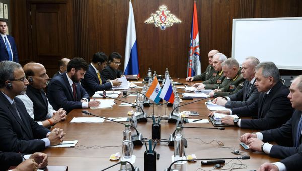 Russian Defense Minister Sergei Shoigu and Indian Defense Minister Rajnath Singh at a meeting in Moscow - Sputnik International