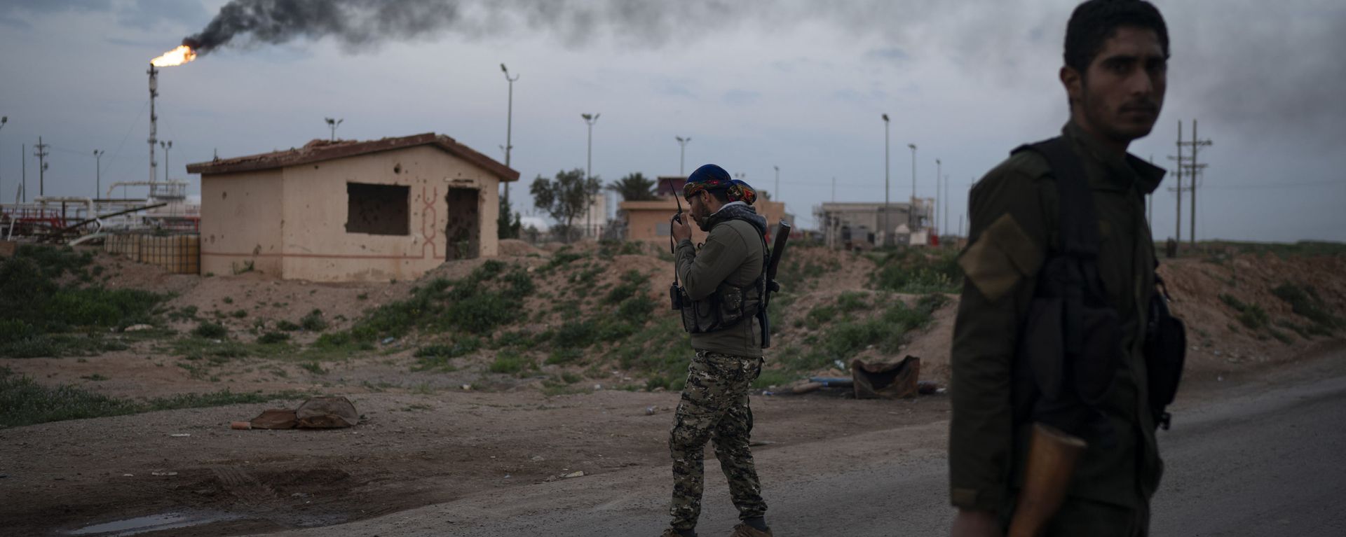 A U.S.-backed Syrian Democratic Forces (SDF) fighter talks on the radio at a check point near Omar oil field base, eastern Syria A U.S.-backed Syrian Democratic Forces (SDF) fighter talks on the radio at a check point near Omar oil field base, eastern Syria - Sputnik International, 1920, 16.10.2022