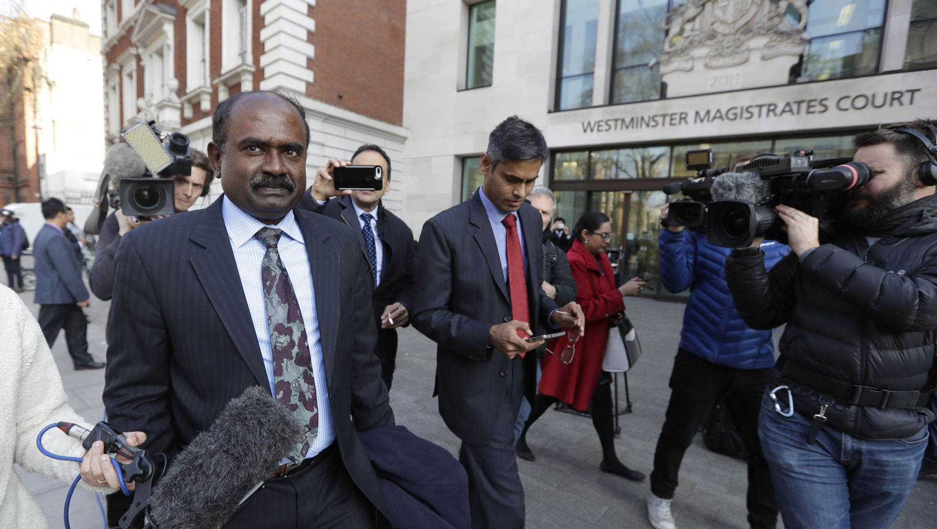 Officials are filmed by the media as they leave court after Indian diamond tycoon Nirav Modi was denied bail at Westminster Magistrates Court in London, Friday, March 29, 2019 Officials are filmed by the media as they leave court after Indian diamond tycoon Nirav Modi was denied bail at Westminster Magistrates Court in London, Friday, March 29, 2019 - Sputnik International, 1920, 16.04.2021