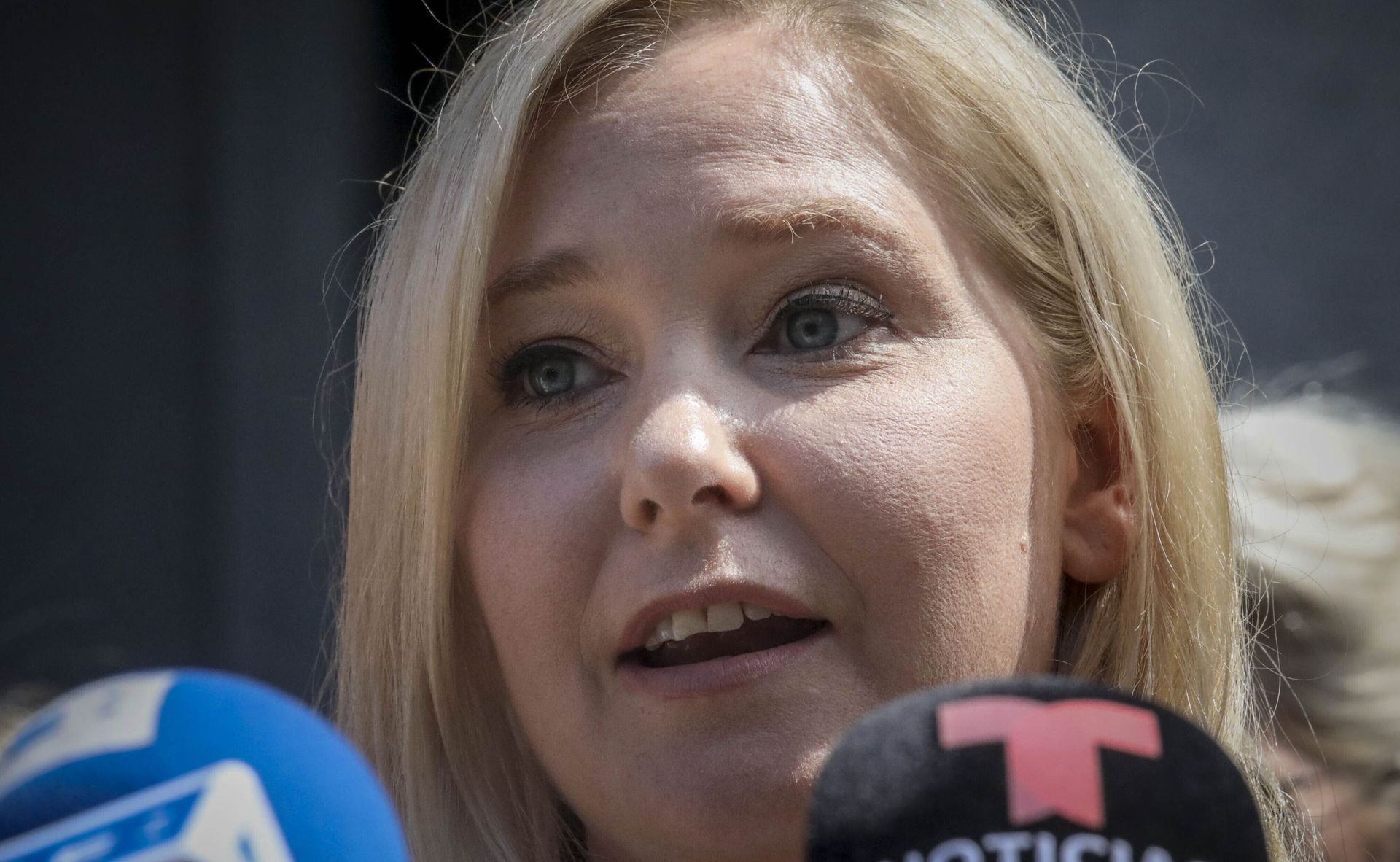 Virginia Roberts Giuffre, a sexual assault victim, speaks during a press conference outside a Manhattan court in New York - Sputnik International, 1920, 07.09.2021