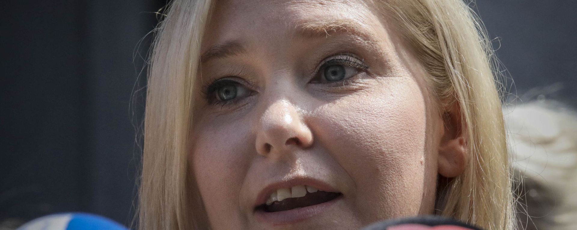 Virginia Roberts Giuffre, a sexual assault victim, speaks during a press conference outside a Manhattan court in New York - Sputnik International, 1920, 19.06.2022