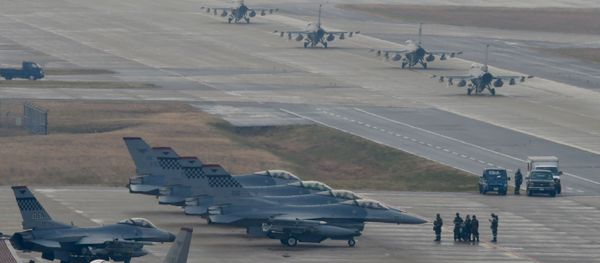U.S. Air Force F-16 Fighting Falcon fighter aircraft, assigned to the 36th Fighter Squadron, participate in an elephant walk during Exercise VIGILANT ACE U.S. Air Force F-16 Fighting Falcon fighter aircraft, assigned to the 36th Fighter Squadron, participate in an elephant walk during Exercise VIGILANT ACE - Sputnik International