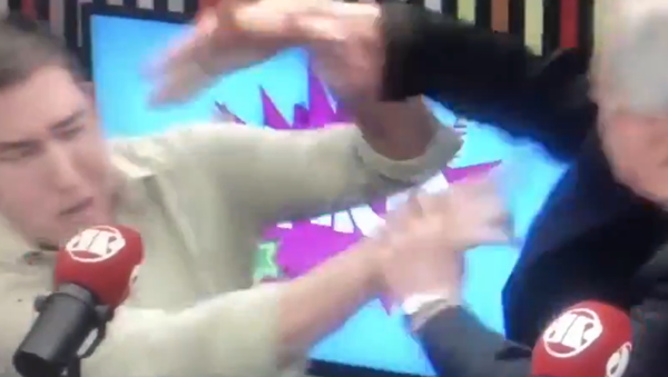 Brazilian Journalist Slaps the Intercept's Glenn Greenwald During Livestream - Sputnik International