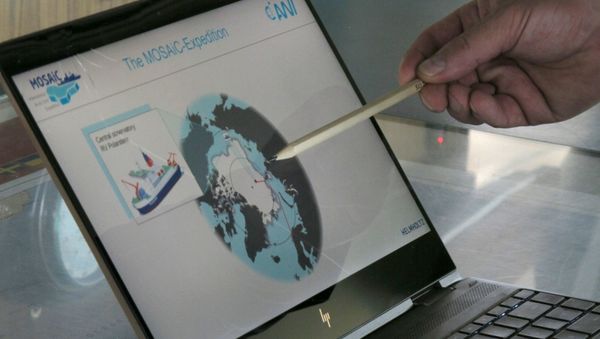 Markus Rex, an atmospheric scientist and leader of the MOSAiC expedition, points to a map, on the bridge of the German Arctic research vessel Polarstern in Bremerhaven, Germany, Wednesday, July 3, 2019.  - Sputnik International