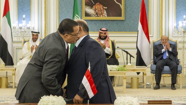 Yemeni Southern Transitional Council member and former Aden Governor Nasser al-Khabji, left, and Yemen’s deputy Prime Minister Salem al-Khanbashi greet each other before signing a power-sharing deal witnessed by Yemen's president, Abed Rabbo Mansour Hadi - Sputnik International