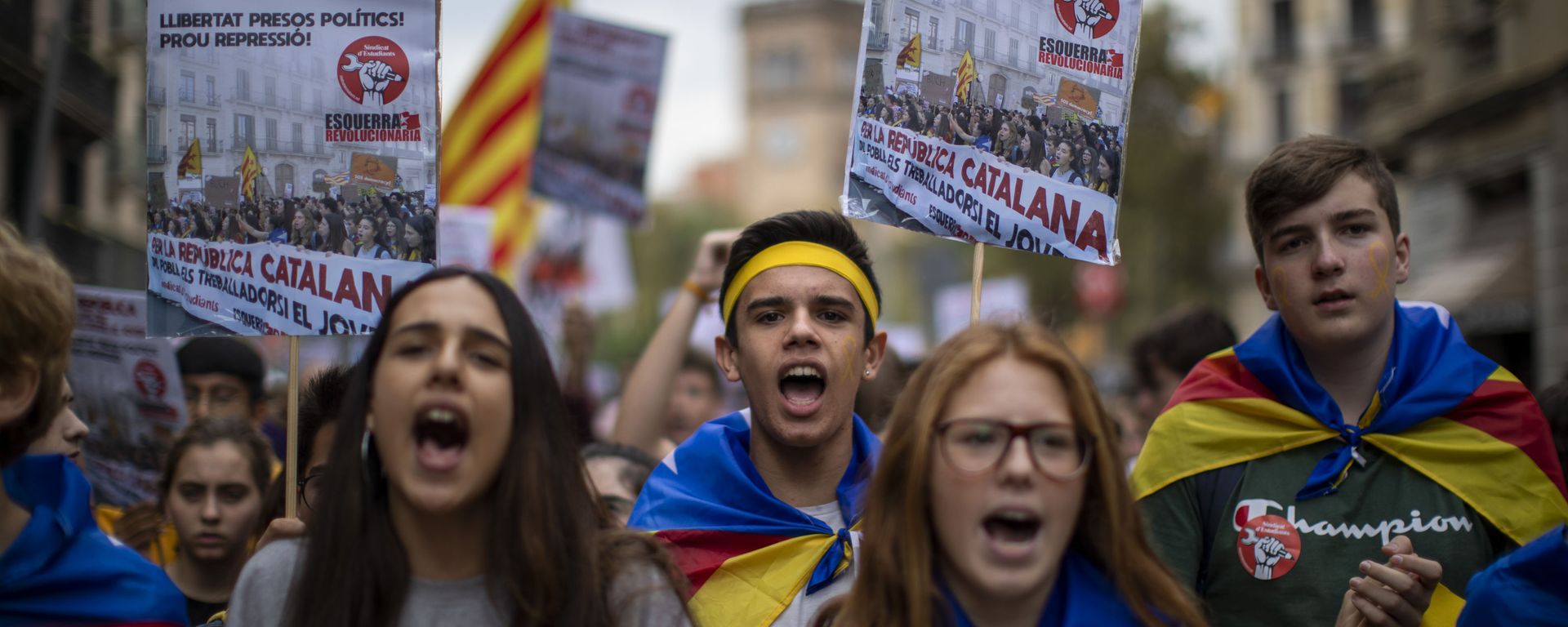 Students protest during a demonstration in Barcelona, Spain, Thursday, Oct. 31, 2019. Hundreds of young people decided to set up camp after Spain's Supreme Court convicted 12 separatist leaders of illegally promoting Catalonia region's independence and sentenced nine of them to prison. Students protest during a demonstration in Barcelona, Spain, Thursday, Oct. 31, 2019. Hundreds of young people decided to set up camp after Spain's Supreme Court convicted 12 separatist leaders of illegally promoting Catalonia region's independence and sentenced nine of them to prison. - Sputnik International, 1920, 20.01.2020