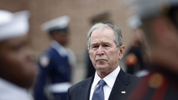 Former President George W. Bush leaves St. Martin's Episcopal Church in Houston after the funeral service for his father - Sputnik International