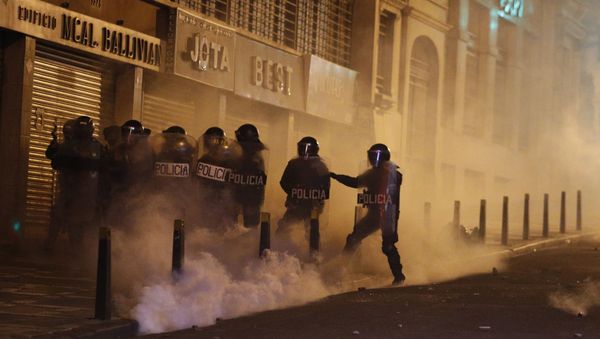 Police block demonstrators from reaching the government palace during a protest against President Evo Morales' reelection, in La Paz - Sputnik International