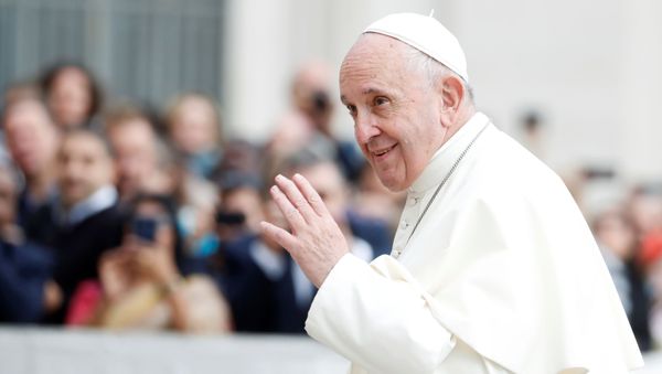 Pope Francis greets people as he arrives for the weekly general audience at the Vatican; 30 October 2019. - Sputnik International
