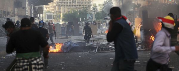 Anti-government protesters set fire and close streets during ongoing protests in Baghdad, Iraq, in central Baghdad, Iraq, Saturday, Nov. 9, 2019.  Mass protests erupted in Baghdad and across southern Iraq last month, calling for the overhaul of the political system established after the 2003 U.S.-led invasion - Sputnik International