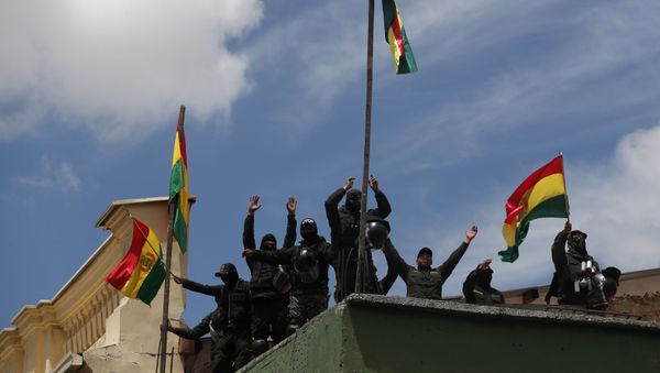 Presidential palace police guards who left their posts stand on the rooftop of a police station just meters away from the government building, in La Paz - Sputnik International