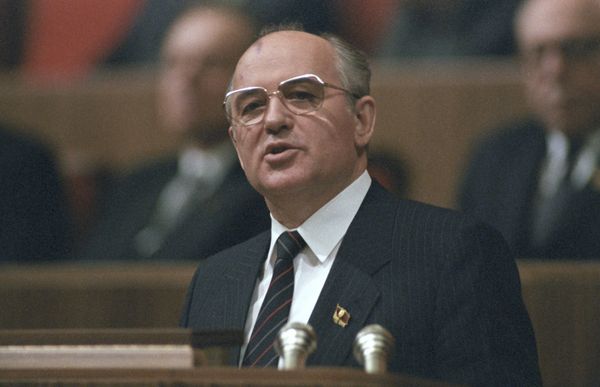 Ex-President of the USSR Mikhail Gorbachev Visits His Foundation after Bout of Pneumonia - Sputnik International