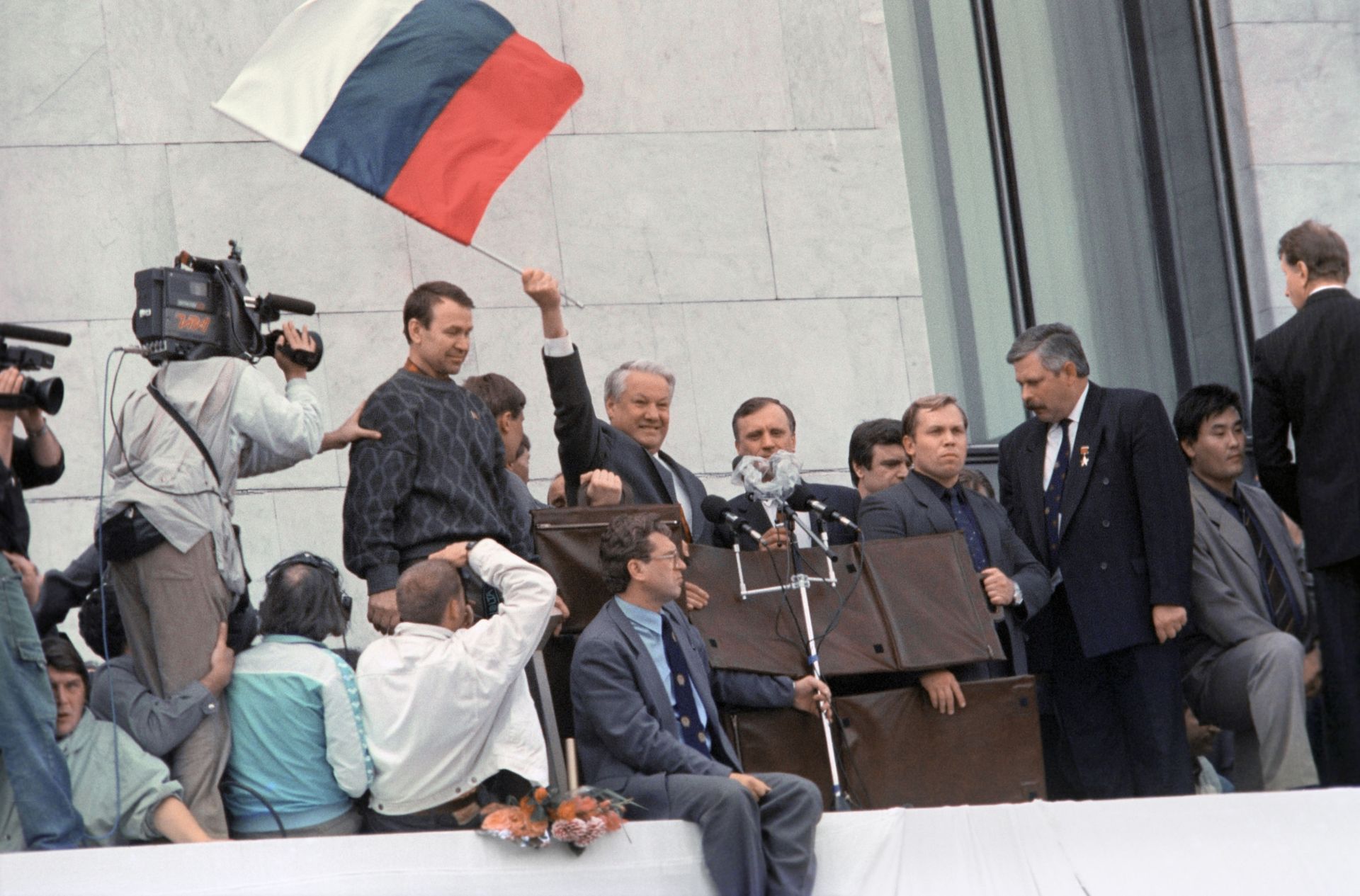 Russian Soviet Federative Socialist Republic President Boris Yeltsin waves a Russian tricolour during a meeting in front of the Russian White House in Moscow, August 1991. Vice President Alexander Rutskoy standing third from the right. Russian Soviet Federative Socialist Republic President Boris Yeltsin waves a Russian tricolour during a meeting in front of the Russian White House in Moscow, August 1991. Vice President Alexander Rutskoy standing third from the right. - Sputnik International, 1920, 07.09.2021