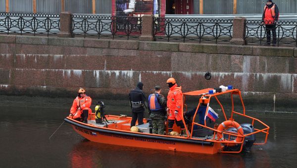 Investigators discovered human female arms and a gun in the backpack belonging to the man, who was later identified as a well-known professor and French history expert at a prestigious university in St. Petersburg - Sputnik International