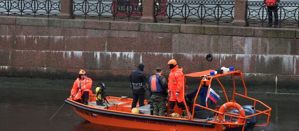Investigators discovered human female arms and a gun in the backpack belonging to the man, who was later identified as a well-known professor and French history expert at a prestigious university in St. Petersburg - Sputnik International
