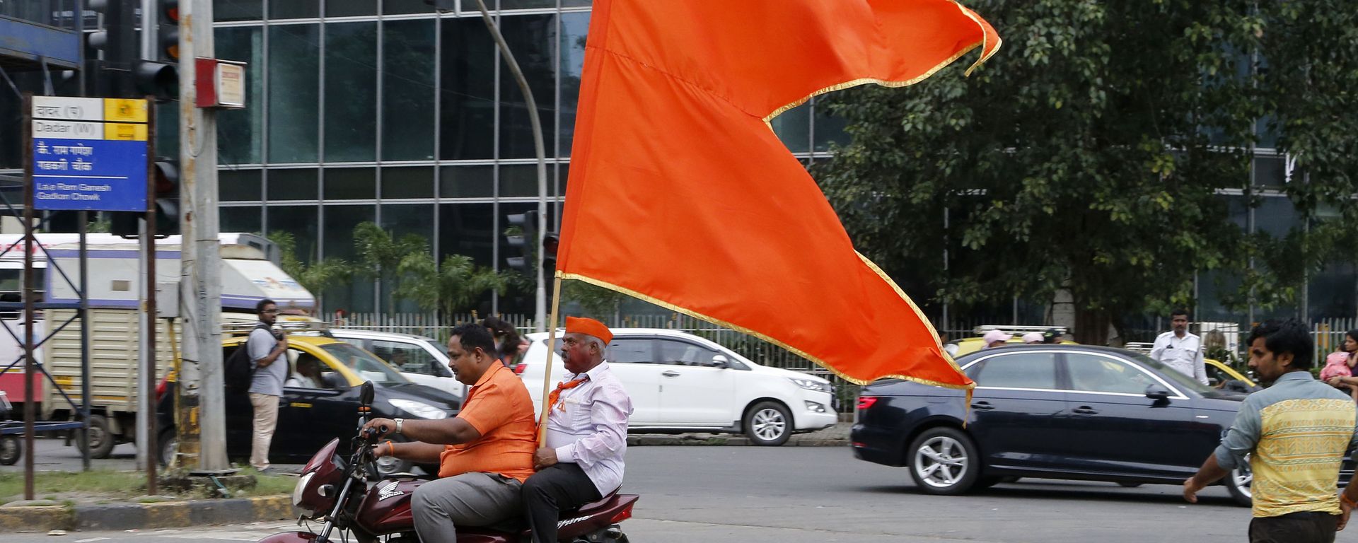 Shiv Sena party supporters celebrate in Mumbai, India, Thursday, Oct. 24, 2019 Shiv Sena party supporters celebrate in Mumbai, India, Thursday, Oct. 24, 2019 - Sputnik International, 1920, 18.11.2022