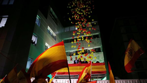 Supporters react with VOX candidate Santiago Abascal during Spain's general election at the party headquarters in Madrid, Spain, November 10, 2019. - Sputnik International