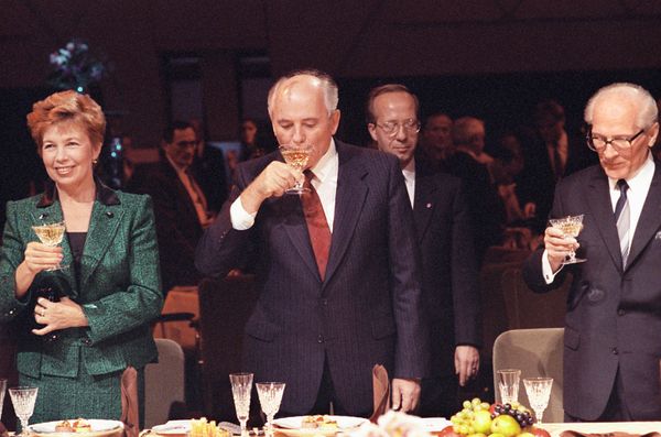 Former Soviet Leader Gorbachev Responds to Claim That He ‘Surrendered’ Eastern Europe to West - Sputnik International