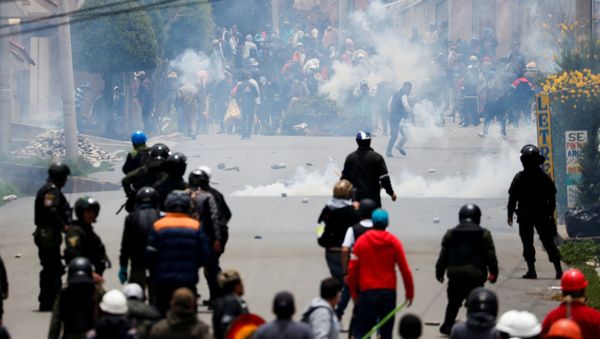 Supporters of Bolivian President Evo Morales and opposition supporters clash during a protest after Morales announced his resignation on Sunday, in La Paz Bolivia November 11, 2019. - Sputnik International