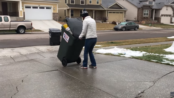 Slick Colorado Woman Uses Icy Driveway to Slide Trash Can - Sputnik International