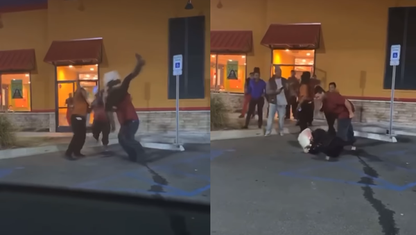 Popeye's employee body slams woman after she allegedly hurled racial slurs  - Sputnik International