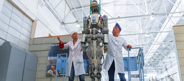 Workers of the Space Corporation Energia remove the anthropomorphic Skybot F-850 robot FEDOR from the Soyuz MS-14 space ship capsule after its return from International Space Station (ISS), in Korolev, outside Moscow, Russia - Sputnik International