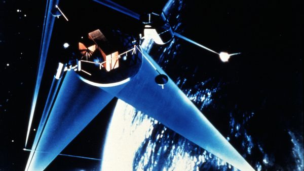 An artist's concept shows an earth-generated laser beam being reflected toward a high altitude target by a space-based mirror - Sputnik International