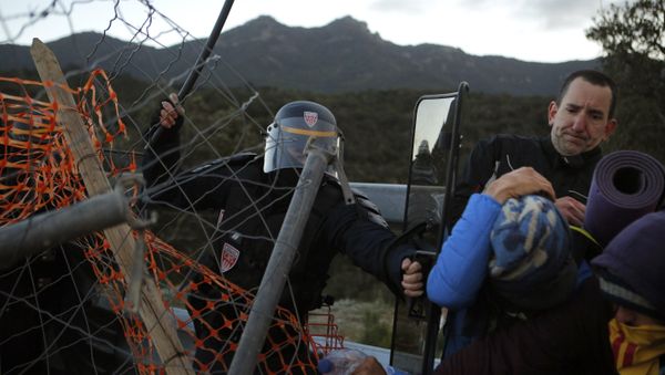 French police officers remove pro-Catalan independence demonstrators blocking a major highway border pass near La Jonquera between Spain and France, Tuesday, Nov. 12, 2019 - Sputnik International