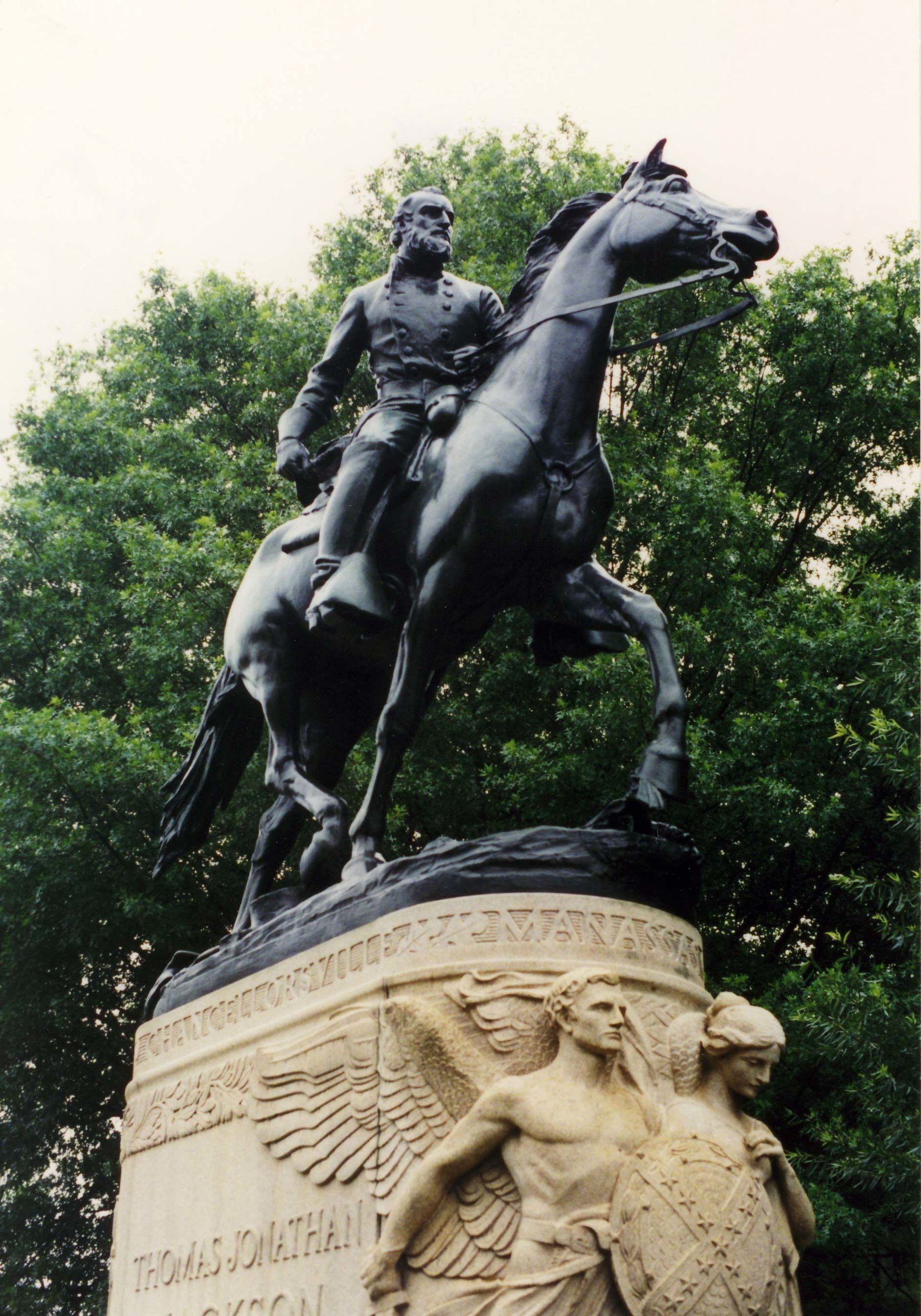Virginia Supreme Court Rules Charlottesville Can Remove Statues of Two Confederate Generals Virginia Supreme Court Rules Charlottesville Can Remove Statues of Two Confederate Generals - Sputnik International, 1920, 01.04.2021